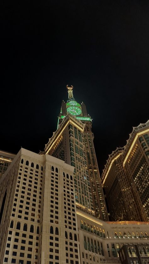 makkah clock tower Makkah Clock Tower Aesthetic, Makkah Clock Tower Wallpaper, Mecca Clock Tower, Clock Tower Makkah, Makkah Wallpaper, Makkah Tower, Best Pic For Dp, Ramadan Mubarak Wallpapers, Mecca Images