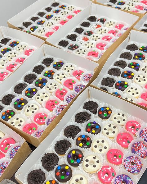 Doughnut Recipe Easy, Birthday Cake Gift, Christmas Donuts, Donut Box, Pop Up Market, Donut Holes, Deli Food, Baking Business, Doughnut Recipe