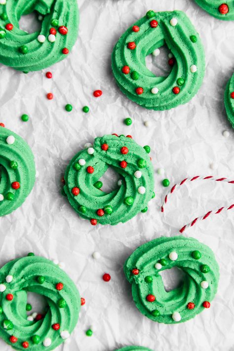 Butter Cookies Christmas, Christmas Wreath Cookies, Christmas Cookie Boxes, Seasonal Baking, Christmas Goodie Bags, Wreath Cookies, Cookie Boxes, Christmas Baking Recipes, Butter Cookies Recipe