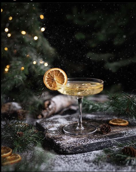 Winter Drink Photography, New Years Food Photography, Xmas Moodboard, Winter Cocktail Photography, Xmas Food Photography, Christmas Drinks Photography, Christmas Cocktails Photography, Christmas Cocktail Aesthetic, Food Photography Christmas