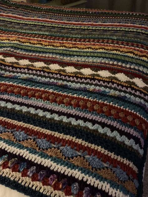 Granny Stripe Crochet Blanket, House Crochet Ideas, Crochet Inspo Room Decor, Simple Blanket Crochet Pattern, Crochet Editorial, Crochet House Decor, Summer Crochet Blanket, Crochet Room Decor, Crochet Blanket Easy