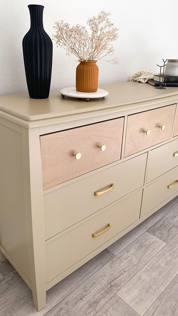 Neutral Painted Furniture Ideas, Greige Dresser Makeover, Trending Home Decor 2024, Komoda Diy, Diy 6 Drawer Dresser, Tan Dresser, Diy Dresser Ideas, Drawer Flip, Neutral Dresser