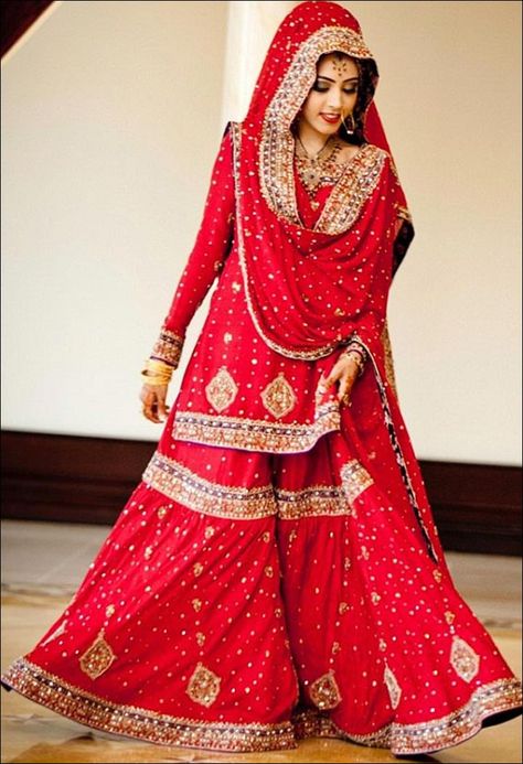 Dupatta-Taken-Over-In-U-Turn-Covering-The-Head-dupatta -styles Pakistani Dupatta Style, Pakistani Bridal Dupatta Draping Styles, Dupatta Draping Styles On Suit, Dupatta Setting, Dupatta Draping Styles, Sharara Suit Designs, Dupatta Draping, Designer Sharara Suits, Designer Sharara