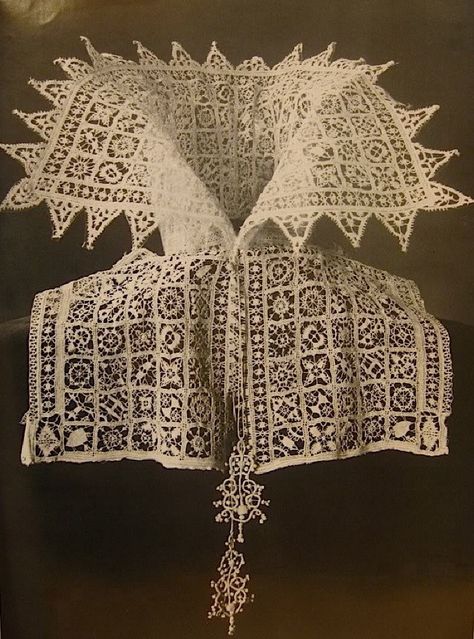 Elizabethan Lace Collar. Love all the different shapes inside each lace square.: Stephane Rolland, Linens And Lace, Metal Lace, Needle Lace, Bobbin Lace, Antique Lace, Historical Costume, Lace Making, Lace Collar