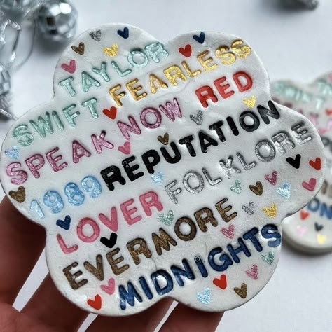 Taylor Swift Clay Ideas, Taylor Swift Ceramics, Taylor Swift Pottery Ideas, Taylor Swift Clay Art, Clay Taylor Swift, Taylor Swift Ceramic Ideas, Pottery Painting Ideas Taylor Swift, Taylor Swift Pottery Painting, Taylor Swift Pottery