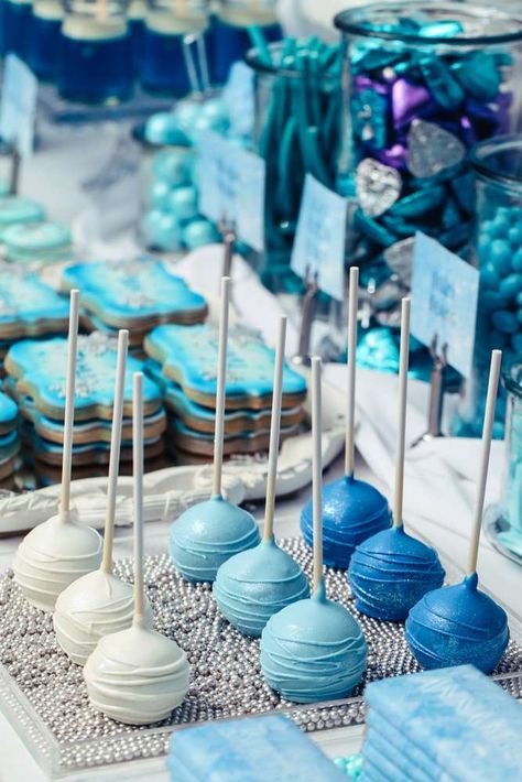 Blue and white cake pops at a Frozen birthday party! See more party ideas at CatchMyParty.com! Color Blue Birthday Theme, Mamma Mia Cake Pops, Blue Snacks For Party, Blue Decorations Party Birthday Ideas, Blue Theme Birthday Party Decorations, Blue Foods For Party, Blue Party Aesthetic, Blue And White Cake Pops, Blue Cake Ideas Birthday