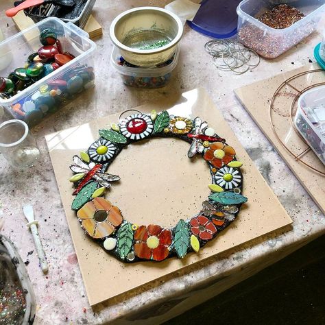 Mosaic Wreath, Crockery Mosaic, Mosaic Art Projects, Mosaic Ideas, Mosaic Artwork, Mosaic Projects, Garden Stuff, Tile Ideas, March 20