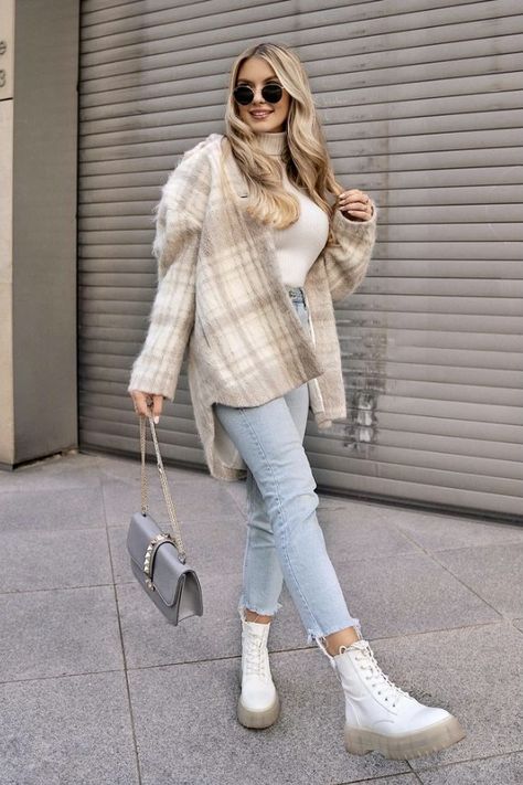 Boots Outfit Ideas, Combat Boot Outfits, Combat Boot Outfit, Look Kylie Jenner, White Boots Outfit, White Combat Boots, Winter Outfits Warm, Boots And Leggings, Winter Attire