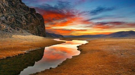 Rivers in the Desert Gobi Desert, Desert Sunset, Chongqing, Incredible Places, South Asia, Beautiful Sky, Mongolia, Holy Bible, Places Around The World