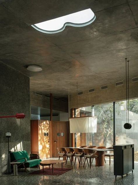 Ten beautiful brutalist interiors with a surprisingly welcoming feel Brutalist Home, Dark Wooden Furniture, Brutalist House, Brutalist Interior, Brutalist Buildings, Brutalism Architecture, Smooth Concrete, Modernist Architects, Design Atelier