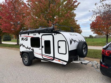 RV industry insider Tony Barthel rviews the Encore RV ROG square drop camper, with good build quality and absolutely no wood included. Square Drop Camper, Squaredrop Camper, Garage Guest House, Off Road Trailer, Pop Up Camper, Best Build, Camping Essentials, Automobile Industry, Rv Life