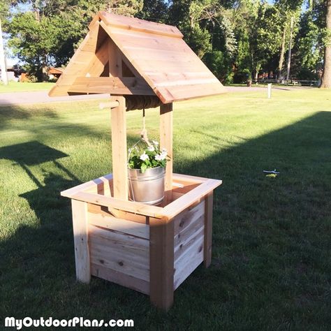 Diy Wishing Wells, Wishing Well Plans, Woodworking Plans Patterns, Cheap Pergola, Build A Playhouse, Woodworking Logo, Wood Crafting Tools, Wooden Playhouse, Free Woodworking Plans