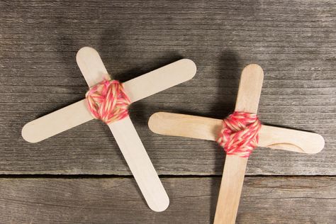 Simple Popsicle Stick Crosses - These Bible study crafts are easy to make. Check out the video for everything you need. Popsicle Stick Cross, Cross Crafts For Kids, Bible Study Crafts, Good Friday Crafts, Palm Sunday Decorations, Easy Popsicles, Popsicle Stick Crafts For Kids, Palm Sunday Crafts, Popsicle Crafts