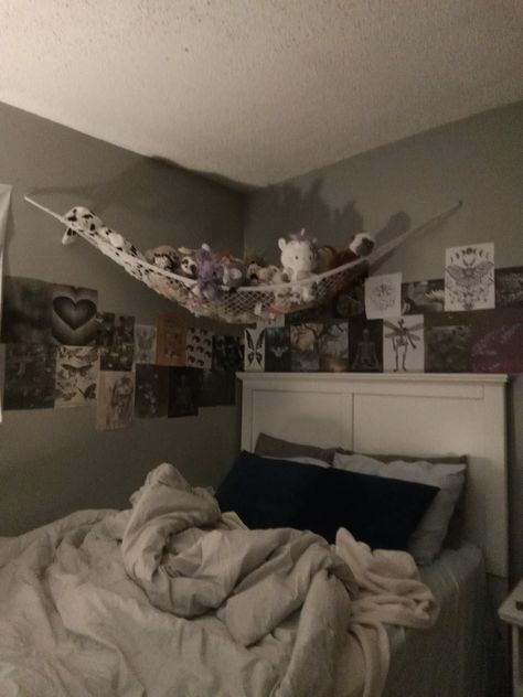 Ignore my stuffy hammock those are important to me Hammock Above Bed, Stuffie Hammock, Hammock Bedroom Ideas, Plushie Hammock, Stuffy Hammock, Hammock Bedroom, Plush Hammock, Room Hammock, Hammock In Bedroom