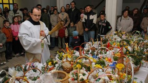 Easter In Poland, Pascha Basket, Polish Easter Traditions, Oster Dekor, Polish Easter, Polish Traditions, Easter Egg Basket, Easter Blessings, About Easter