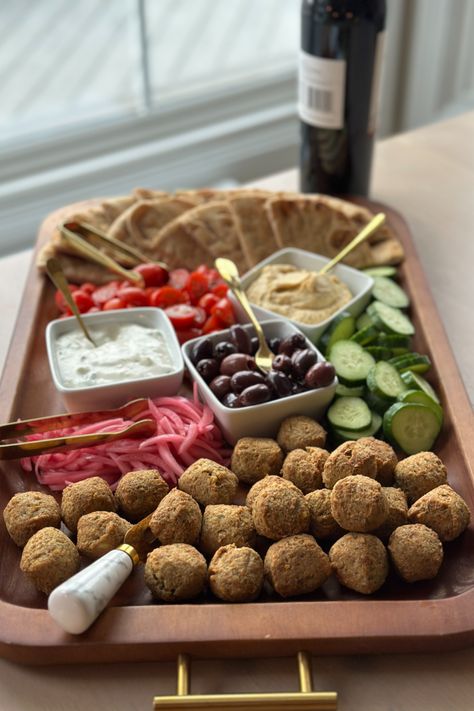 This plant based Falafel Board was simple to put together and a hit at the party!  Featuring:  🌱Cooked Frozen Falafel 🌱Quartered Pita Bread 🌱Pickled Onions (homemade in 5 minutes) 🌱Kalamata Olives 🌱Sliced English Cucumbers 🌱Halved Cherry Tomatoes 🌱Classic Hummus 🌱And Vegan Tzatziki  Try this for your next gathering - your plant based and non-plant based eaters will ❤️ it!  Find more appetizer ideas on our Printable Meal Guides...Grab & Go Appetizers and Grab & Cook Apppetizers. Falafel Plating, Falafel Board, Vegan Board, Plant Based Foods, Classic Hummus, Vegan Tzatziki, Easy Starters, Appetizer Ideas, English Cucumber