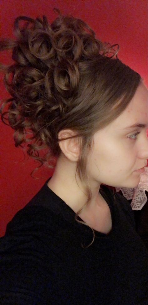 Curly Vampy Updo, Gala Hair Ideas, Vamp Hairstyle Curly, Elegant Goth Hairstyles, Short Hair Updo Prom, Curly Vampire Hair, Vampire Updo Hairstyles, Vamp Updo, Gothic Prom Hair