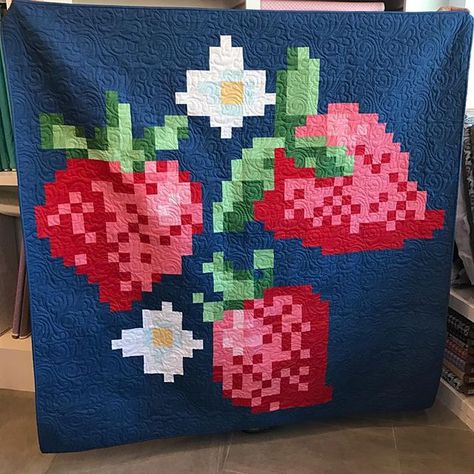 Giant pixelated strawberry quilt. Over 1700 2 squares and many hours of my life went into making this. It will be a treasure forever! #iloverileyblake Pixelated Quilt, Strawberry Quilt, Mosaic Quilts, Jeans Quilt, Pixel Quilt, Pixel Quilting, Garden Fabric, Scrappy Quilt Patterns, Pretty Quilt