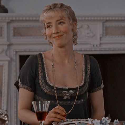 Photo of Emma Thompson as elinor dashwood from sense and sensibility. Elinor Dashwood, Sense And Sensibility, Jane Austin, Dan Stevens, Hugh Grant, Emma Thompson, Best Novels, Romantic Drama, The Right Man