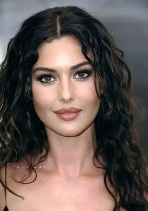 Monica Bellucci Monica Belluci Unedited, Young Monica Bellucci, Monica Bellucci Hair, Monica Belluci Aesthetic, Monica Belluci Makeup, Monica Bellucci Makeup, Monica Belluci Style, Bellucci Monica, Bombshell Makeup