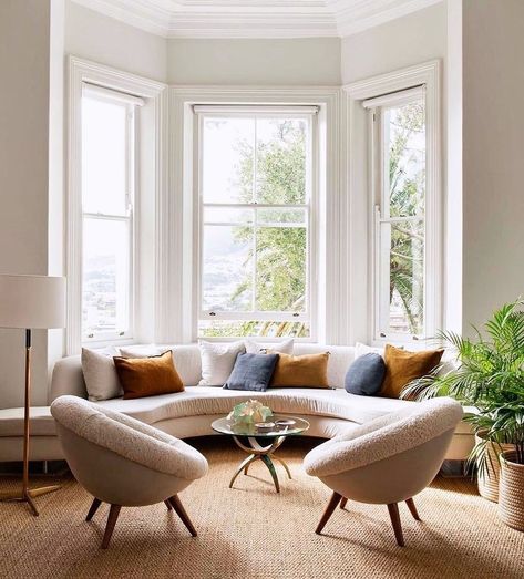 Bay Window Living Room Layout, Victorian Bay Window, Living Room Bay Window, Bay Window Living Room, London Living Room, Window Seat Design, Cozy Interior Design, Perfect Living Room, Furniture Placement