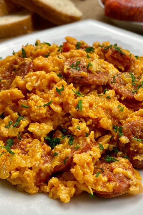 Hoy te enseñaremos a preparar unos riquísimos huevos revueltos con chorizo, un plato bastante saciante y muy delicioso, además es una receta sencilla y rápida de preparar. Spanish Chorizo, Spanish Food, Omelet, Tortillas, Fried Rice, Muffins, Rice, Ethnic Recipes, Essen