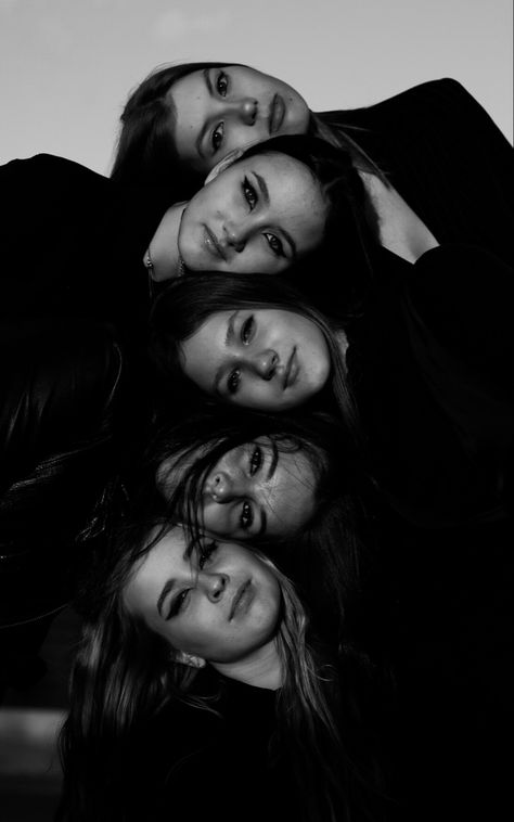 Simple Group Photoshoot, Black And White Sister Photos, Group Self Photo Studio, Cool Group Photoshoot, All Black Group Photoshoot, Friendship Photoshoot Ideas Studio, Self Shoot Studio Poses Friends, Group Photo Ideas Studio, Group Editorial Photoshoot