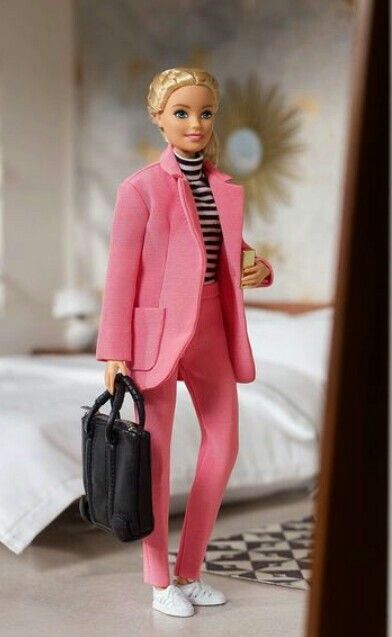 Business Barbie Costume, Barbie Business Outfit, Corporate Barbie Outfits, Classic Barbie Outfits, Barbie Suit, Business Barbie, Barbiecore Fashion, Boss Barbie, Barbie Classic