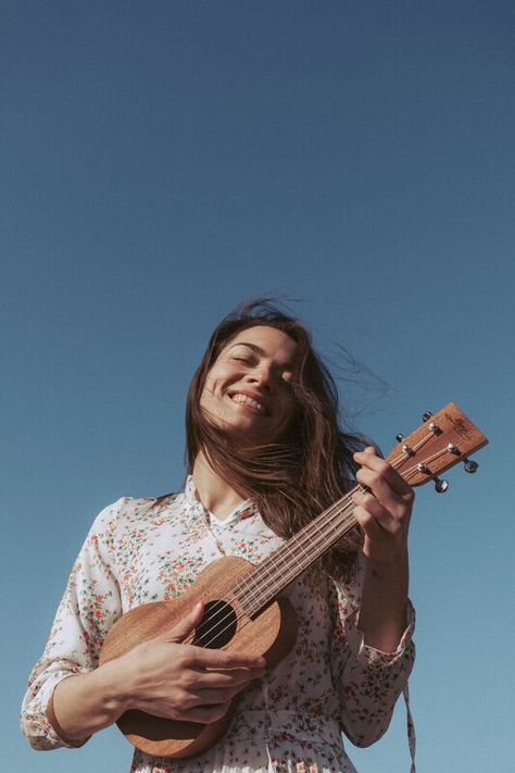 Ukulele Senior Pictures, Poses With Ukulele, Photoshoot With Ukulele, Ukulele Photoshoot, Musician Photoshoot, Ukulele Photography, Music Photoshoot, Girls Foto, Photography Career