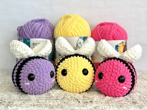 Crochet Bee Color Ideas, Crocheted Bees, Cute Crochet Plushies, Crochet Bees, Bee Crochet, Crochet Project Ideas, Easy Crochet Hat, Fall Crochet Patterns, Bee Bee