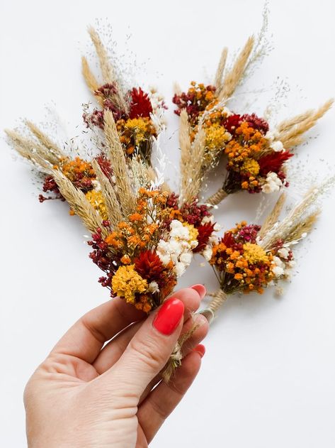 Man Flower Bouquet, Dried Flower Boutonniere, Rusting Wedding, Flower Boutonniere, Fall Bridesmaids, Rustic Boutonniere, Button Holes Wedding, Dried Flowers Wedding, Mini Bouquet