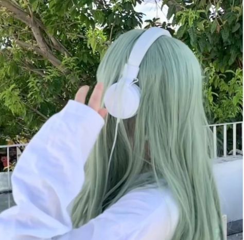 Pfp for you Light Green Hair, Pastel Green Hair, Mint Green Hair, Korean Hair Color, Hair Color Streaks, Dyed Hair Inspiration, Hair Color Pastel, Pretty Hair Color, Hair Stylies