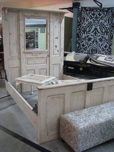 Old Door Projects, Made Bed, Big Bedrooms, Doors Repurposed, Vintage Doors, Shabby Chic Bedrooms, Rustic Shabby Chic, Old Door, Old Doors