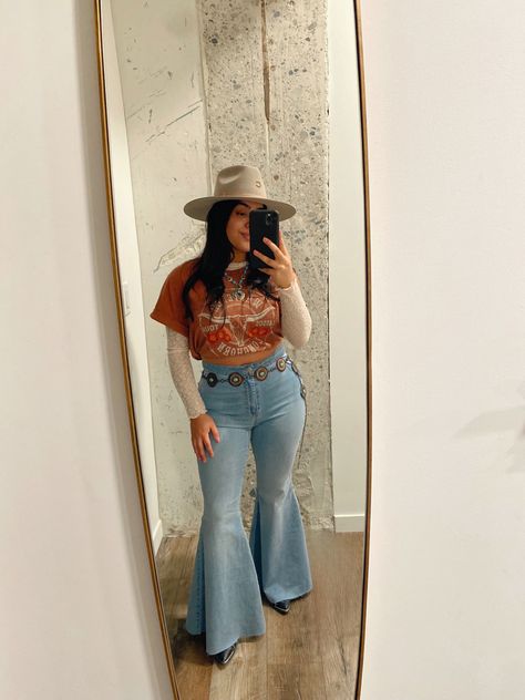 A girl in bell bottoms, long sleeve and shirt on top going to a country concert. Accessories are turqoise jewelry, concho belt and Charlie 1 horse hat. Bell Bottom Country Outfit, Western Bell Bottom Outfit, Outfit Country Concert, Country Festival Outfit, Country Hat, Bell Bottoms Outfit, Outfit Country, Cowgirl Style Outfits, Western Style Outfits