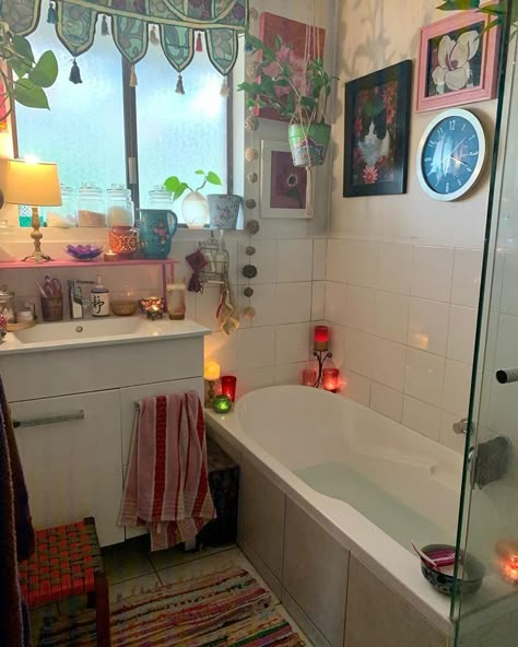 Flat Bathroom Ideas, Aesthetic Apartment Bathroom, Cute Apartment Bathroom Ideas, Moving Aesthetic, Vibe Bathroom, Bathroom Decor Aesthetic, Apartment Bathroom Ideas, Aesthetic Bath, Home Bathroom Ideas