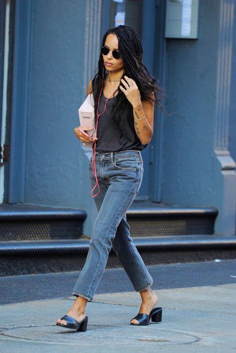 Zoë Kravitz in New York, wearing denim jeans and black leather mules, perfect for summer city breaks. Black Mules Outfit, Zoe Kravitz Style, Mules Outfit, Zoë Kravitz, 30 Outfits, Band Rock, Zoe Kravitz, Outfit Jeans, Mini Short