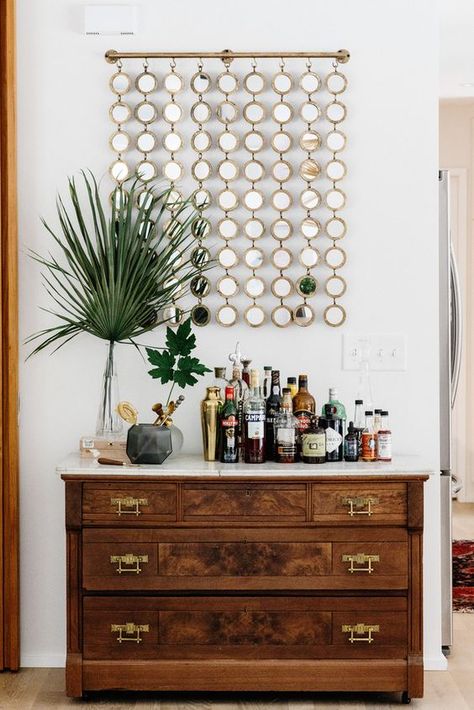 Living Room Bar Ideas, Room Bar Ideas, Mcm Bar, Bar Hutch, Bar Sala, Gold Bar Cart, Mid Century Ranch, Bar Cart Styling, Grand Millennial