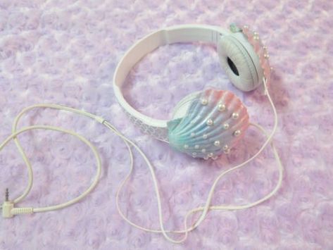 seashell headphones! OMG! Pretty Items, No Ordinary Girl, Mermaid Accessories, Mermaid Bedroom, Cute Headphones, Mermaid Room, Lagoona Blue, Mermaid Aesthetic, Mermaid Lover