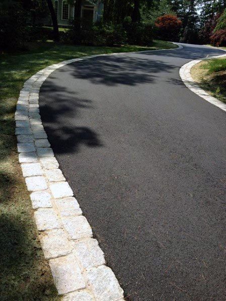 Top 40 Best Stone Edging Ideas - Exterior Landscaping Designs Blacktop Driveway, Driveway Border, Bord Design, Beautiful Driveways, Driveway Edging, Driveway Entrance Landscaping, Driveway Installation, Stone Edging, Asphalt Driveway