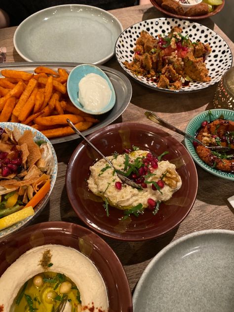 Arab Culture Aesthetic Food, Arab Vibes Aesthetic, Arab Food Aethstetic, Eating At Restaurant Aesthetic, Lebanese Culture Aesthetic, Aesthetic Food Restaurant, Eating Out Aesthetic Restaurant, Lebanese Dips, Hummus Aesthetic