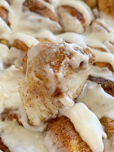 Cinnamon Roll Pancakes Easy, Easy Cinnamon Roll Casserole, Grand Biscuit Recipes, Cinnamon Roll Bites, Cinnamon Bites, Biscuit Cinnamon Rolls, Breakfast Quick, Cinnamon Biscuits, Cinnamon Roll Muffins