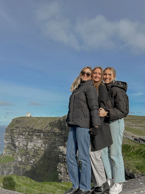 #studyabroad #countyclare #places #travel #ireland #traveldestinations #cliffsofmoher Summer In Ireland Aesthetic, Cliffs Of Moher Outfit, Irish Outfits Women, Ireland Moodboard, Ireland Aesthetic Outfits, European Photos, Ireland Outfits, Abroad Outfits, Scotland Style