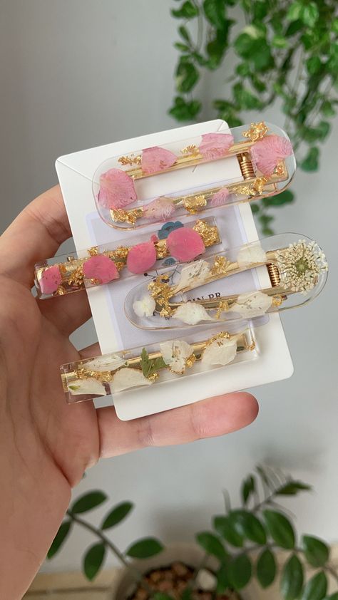 Diy Resin Hair Clips, Resin Hair Accessories, Resin Hair Clips, Kawaii Hair Clips, Flower Resin Jewelry, Indian Bridal Jewelry Sets, Handmade Hair Clip, Epoxy Resin Crafts, Diy Resin Art