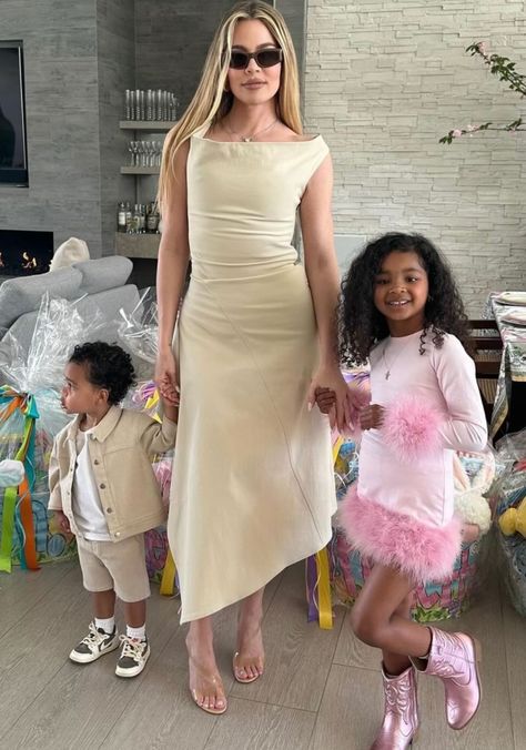 Clear Sandals Outfit, Khloe Kardashian Dress, Khloe Kardashian Outfits, Khloe Kardashian Style, Saint West, Clear Sandals, Khloé Kardashian, Kardashian Outfit, Beige Dress