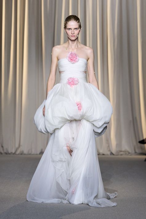 Giambattista Valli Couture F/W 2024 - Valli Hc F24 - 35 Posh And Becks, Giambattista Valli Couture, Giambattista Valli Haute Couture, Shirley Bassey, Classic Video, Couture Week, Movie Premiere, Giambattista Valli, Red Carpet Dresses