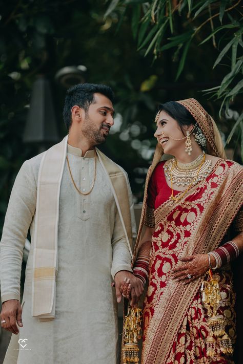 Intimate Delhi Wedding With A Ravishing Banarasi Bridal Saree Red Banarsi Saree, Banarasi Saree Bridal, Banarasi Bridal Saree, Banarasi Saree Look For Wedding, Bridal Banarasi Saree, Red Banarasi Saree, Red Saree Wedding, Kerala Saree Blouse Designs, Delhi Wedding