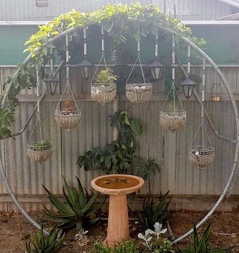 Trampoline Upcycle Ideas, Recycled Trampoline, Trampoline Ideas, Old Trampoline, Hippie House, Backyard Playground, Trampolines, Diy Backyard, Outdoor Plants