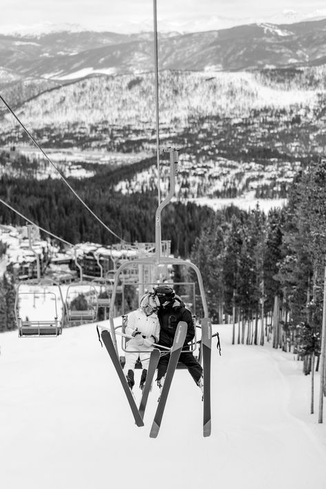 Breckenridge Ski Engagement - mountainmartaphotography.com Snow Mountain Couple Photos, Ski Resort Photo Ideas, Skiing Wedding Photos, Snowboard Engagement Photos, Ski Photoshoot Ideas, Couples Skiing Pictures, Skiing With Boyfriend, Skiing Engagement Photos, Ski Couple Aesthetic