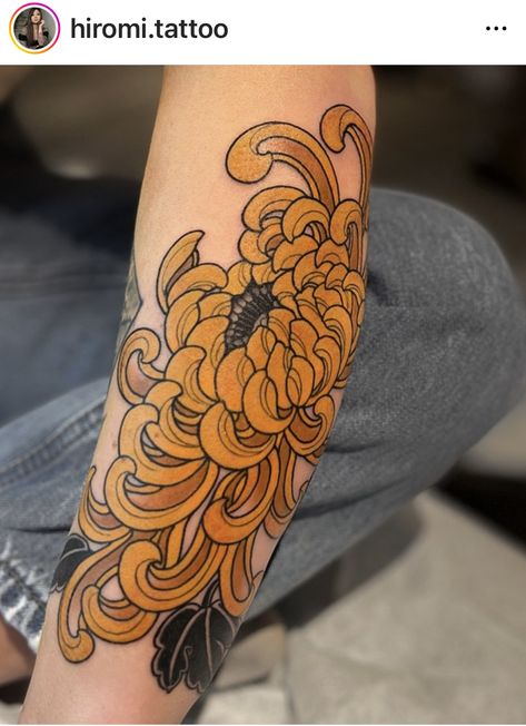 Crisantemo Tattoo, Chrysanthemum Tattoo, Elbow Tattoos, Butterfly Tattoo Designs, Japanese Tattoo, Butterfly Tattoo, Chrysanthemum, Body Art Tattoos, I Tattoo