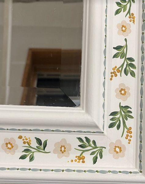 Floral Painted Mirror, Flower Painting On Furniture, Hand Painted Desk Ideas, Door Painting Ideas Bedroom Vintage, Painted Wooden Frame, Hand Painted Home Decor, Hand Painted Dresser Ideas, Wall Hand Painting Ideas, Diy Mirror Frame Painting Ideas